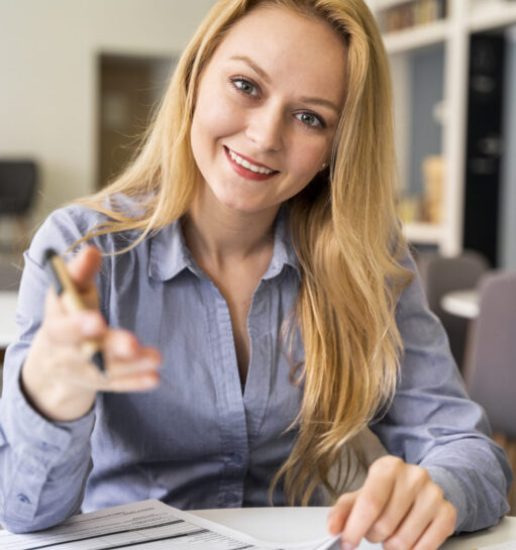 medium-shot-woman-with-pen(2)